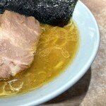 横濱ラーメン あさが家 - たっぷりの鶏油でもボヤけない、旨味の強いスープ。