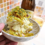 Horumommomoko - ももこのポテサラ（￥549）。千切りの沢庵漬を、カレー風味にしてトッピング。これは技アリです