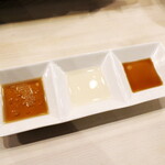 Horumommomoko - 左から、塩＆胡麻油・レモン汁・甘ダレ。肉に揉みこまれたタレだけでも旨いが、これで味変が可能