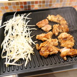 Horumommomoko - 黒ダレに漬け込んだ牛ホルモンを、もやしと一緒に焼きます！