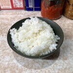 横濱ラーメン あさが家 - 平日ランチタイムはライス1杯無料。