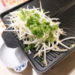 Horumommomoko - ジンギスカン鍋と同様、脂が流れ落ちてくるところに野菜（もやし）を配置する