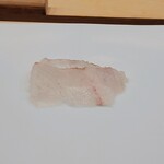 鮨 おおが - ひらめ、スマホのカメラでは白に白は見にくいです