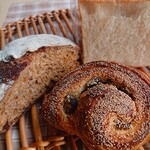 自家製酵母パン ひとつぶ - 栗クロワッサン・プレーンとナッツのメランジェ・角食