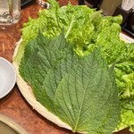 焼肉 スタミナ苑 - サムギョップサルセット
      サンチュ、エゴマの葉、味噌