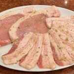 焼肉 スタミナ苑 - サムギョップサルセット
      豚バラ、豚ロース