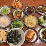 焼肉 スタミナ苑 - ゼンマイナムル、大根なます、辛くないきゅうりのキムチ、もやしナムル、小松菜ナムル、カクテキ、ニラキムチ、白菜キムチ、小松菜キムチ、オイキムチ
      青唐辛子、ニンニク、韓国海苔
      お代わり自由！