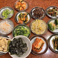 焼肉 スタミナ苑 - ゼンマイナムル、大根なます、辛くないきゅうりのキムチ、もやしナムル、小松菜ナムル、カクテキ、ニラキムチ、白菜キムチ、小松菜キムチ、オイキムチ
                青唐辛子、ニンニク、韓国海苔
                お代わり自由！