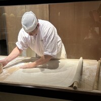 九つ井 玉川店 - 職人さんが蕎麦を打っている姿をガラス越しに見られます。