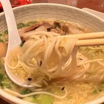 Komurasaki - 麺は博多豚骨ラーメンともチョイ違う麺