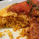 カピ - ・・「オムチキントマトカレー(¥850)」の断面。