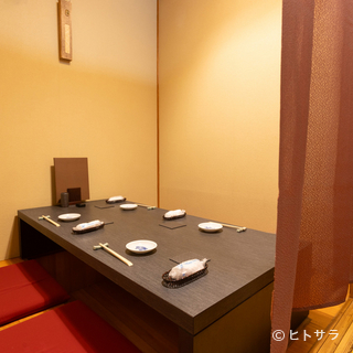 For an elegant moment with friends. Semi-private room for 6 people is also available.