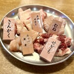 Yonezawa Torinikuten - 伊勢赤鶏の珍しい部位の"おまかせ5種盛り"焼き鳥で
                        さんかく、せぎも、カッパ軟骨、むね、皮付きせせり。