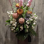 神戸焼肉かんてき - 店内正面、素敵な生花