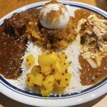 CURRY SHOP くじら - 【スパイスカレー3種盛り】(¥1600)+【半熟たまご】(¥150)+【焼きチーズ】(¥150)