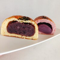 岐阜グランドホテル - 手前　あんぱん　奥　紫芋あんぱん