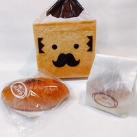 岐阜グランドホテル - 左　紫芋あんぱん　右　あんぱん　奥　信長バナナ食パンのパッケージ