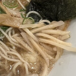 麺屋 おおやま - 味変で刻み生姜　すりおろしニンニクも美味しい♪