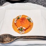 Florilege - 人参のタルトレット。人参のムースやソテーなど重ねられたひと品。手間暇のかけられた多層で繊細で一口ごと違った味わいが楽しめて美味しくて楽しい。あっという間になくなってしまうのが名残惜しいです。