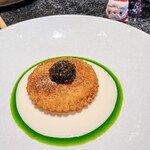 Florilege - パイ包み揚げだから食べた感じある程度の食べ応えというか重さみたいのがあるのですが、付け合わせのサラダがさっぱりしているのと、まろやかながらスムースなソースとんぶりのプチプチ感でぺろりです♪♪