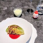 Florilege - クリスマスカラーのレタスのお皿。間に挟まった旨み素材が存在感旨みあり美味しかったし歯ざわり楽しかったし。奥のレタスの泡の小皿がこれまた底のレモンがいい感じで印象に残りました。