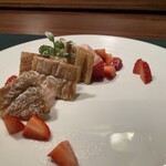 osteria LIU - デザート　いちごのムース　甘酸っぱく軽やかな味が美味。