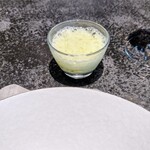 Florilege - ほんのすぐ食べてしまうんですけど、印象に残ったレタスの泡塩漬けレモン。レタスの新しい味わい方が新鮮だったのと、塩漬けレモンがいい感じだったのです(^^)