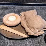 Florilege - 酒粕入りの蒸しパンル・ルソール特製。お野菜から作られたバターペースト。川手シェフが肉まん好きということも関係あるのかもという説もある。ホッとする食べ心地とやさしい味わいが大好き♡