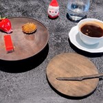 Florilege - 生地にほうじ茶使われたエッグタルトとゼリー寄せ羊羹タルトとパートドフリュイ。コーヒーと。フロリレージュでほうじ茶使用が印象にあるので、この頃はほうじ茶以前より好きになりました