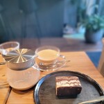 Be cafe - 飲み物+250円で食べられるデザートセット、これはチョコケーキ