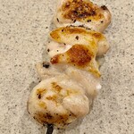 焼鳥 せきね - 締めがかしわとはまた嬉しい　いつもは最初の一本ですが締めでも十分主張します