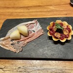 luogo - 馬肉タルタルタルト　キャビア　ビーツ、洋梨と麦豚生ハム