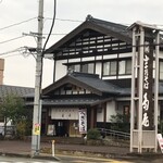 小千谷そば角屋 - 外観(前・右横・道挟んで斜め向こうに無料Ｐ　　　　前と横で10台・第二は16台とバス２台)                      写真は第二Ｐから撮影しています