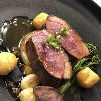 ヨーロッパ産、鴨ロース肉のジューシーロースト　トリュフソース
