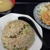 Izakaya Akichan - 炒飯唐揚げセット。ノーマルじゃなく高菜とかの方が食べ切れそう
