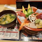 Kaitensushi Nobuchan - 漁師丼(みそ汁つき)　　　1180円
                        