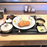 229039930 - とんかつ定食