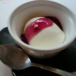 菅乃屋 - 【馬刺し付き大地】（ココナッツのパンナコッタ）