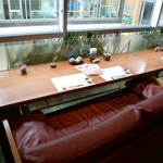 菅乃屋 - 窓側はソファーに並んで座るカップルシートになっています♪