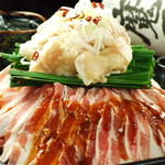 もつ村 - 三元豚・牛もつＷ鉄板もつ村焼き　1280円（税込1408円）