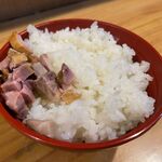 秋葉原ラーメン わいず - 小ライス130円には端切れチャーシューがトッピングされています