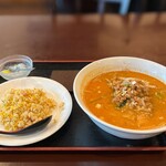 中華厨房 豊源 - タンタン麺と半チャーハン