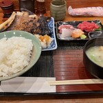 Binchousumi Biyaki Jige - マグロカマ焼きと刺身1400円