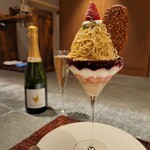 和栗菓子kiito - 苺とカシスのパフェ   とシャンパーニュ