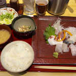 Marugoto Shokudou - 刺身定食（（￥1180→オープン記念￥980）。宮城の地魚7点盛りです