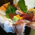 魚や 六蔵 - はみでる海鮮丼♪