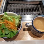 横浜焼肉kintan - 生にんじんドレッシングのサラダ（お替り自由）
            
            本日の日替りスープ（お替り自由）
            