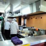 中華蕎麦 金魚 - 店内と調理場の様子