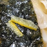 中華蕎麦 金魚 - 大勝軒同様に柚子が入っています