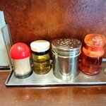 中華蕎麦 金魚 - 卓上の調味料